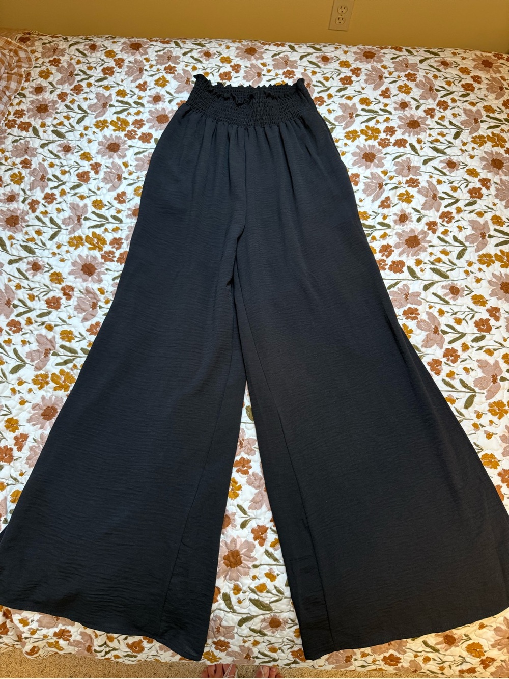 eesome Black Wide-Leg Smocked Waist Pants